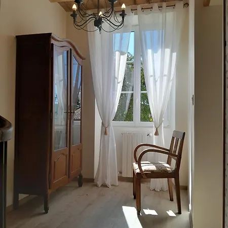 Chez Eugene Et Valerie Vue Sur Jardin Bed and Breakfast *